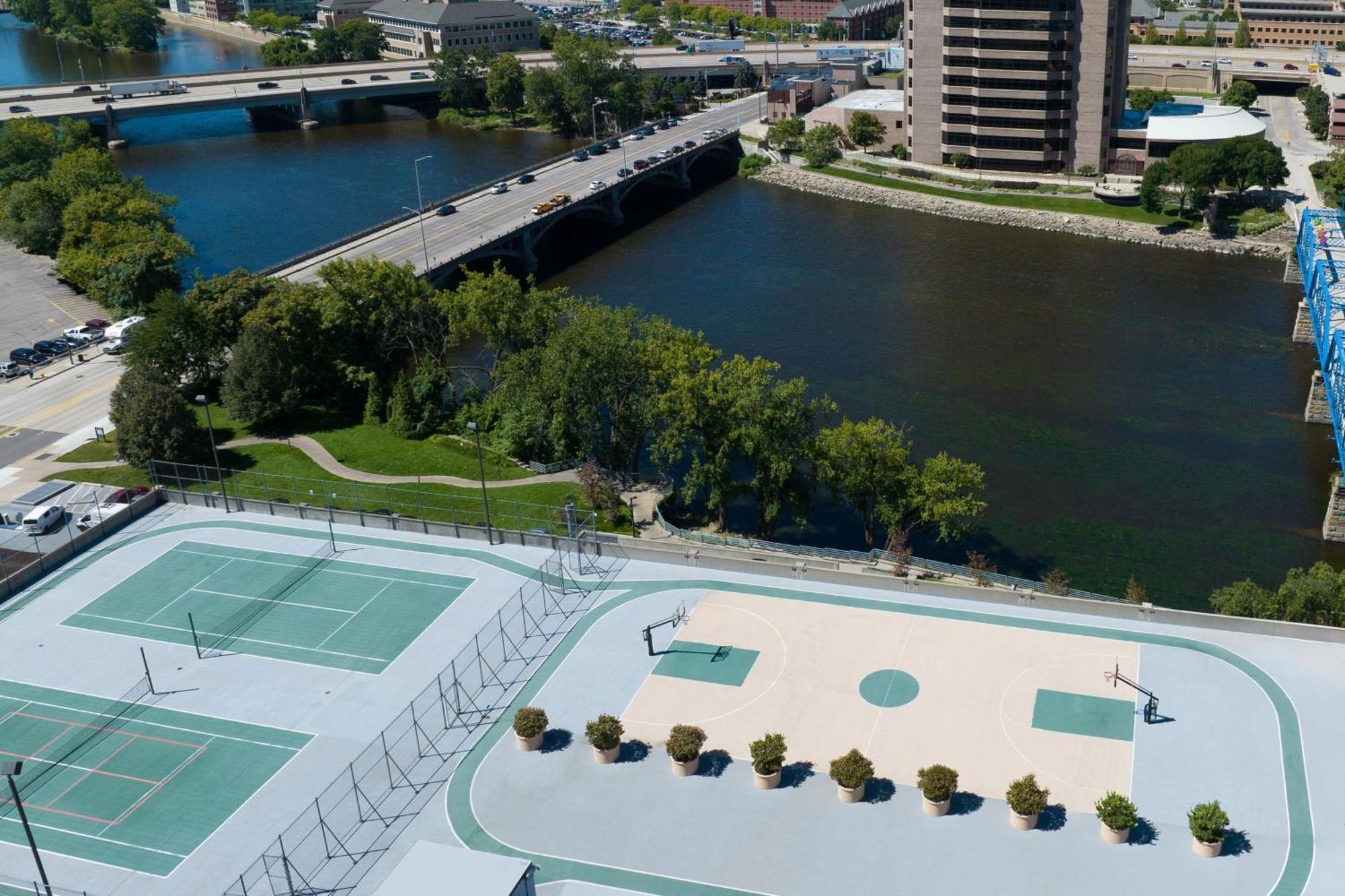 Courtyard Grand Rapids Downtown Hotel Exterior photo