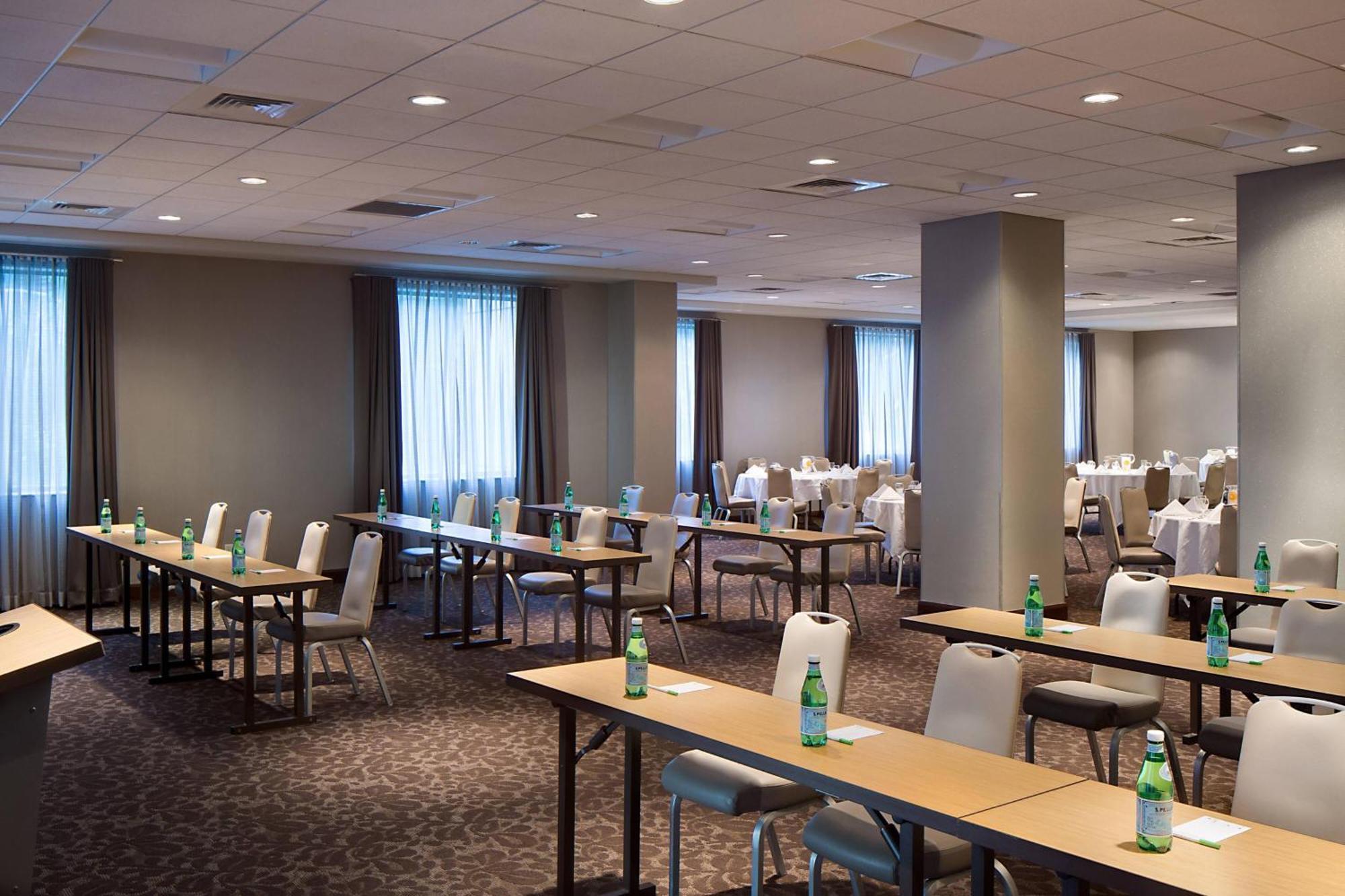 Courtyard Grand Rapids Downtown Hotel Exterior photo